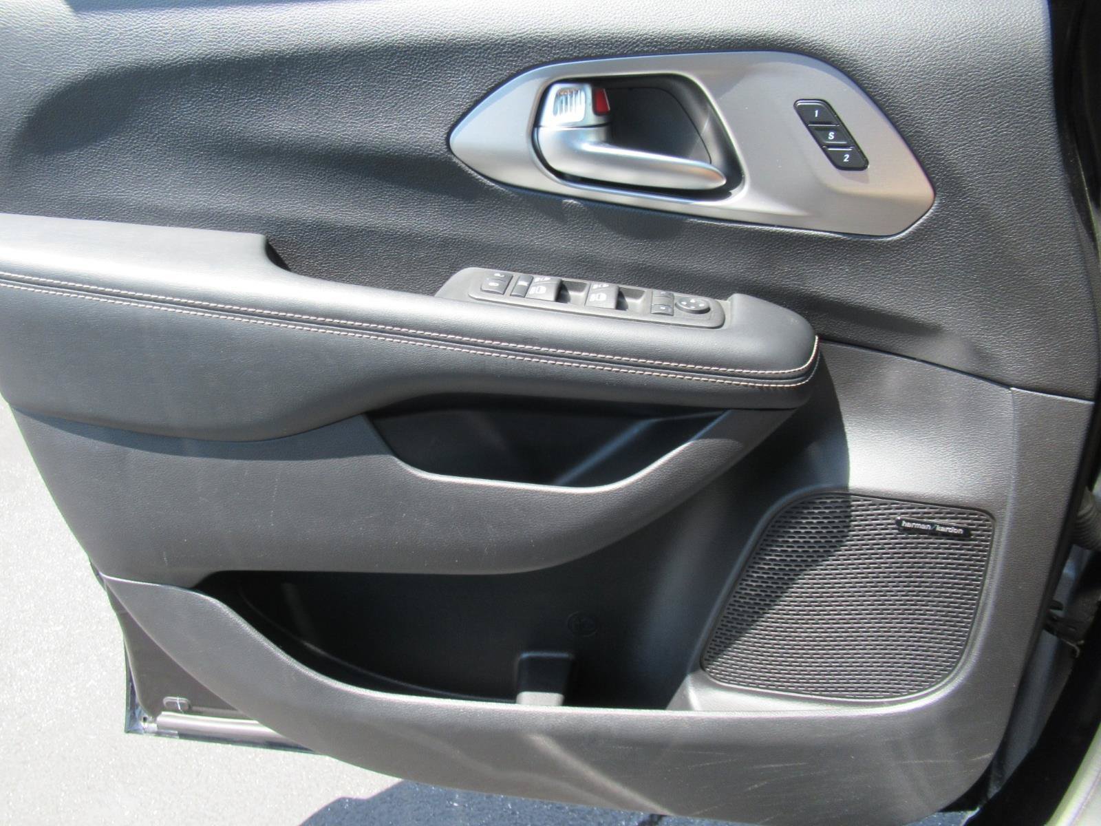 Used 2022 Chrysler Pacifica Limited w/ S Appearance Package FWD image 21