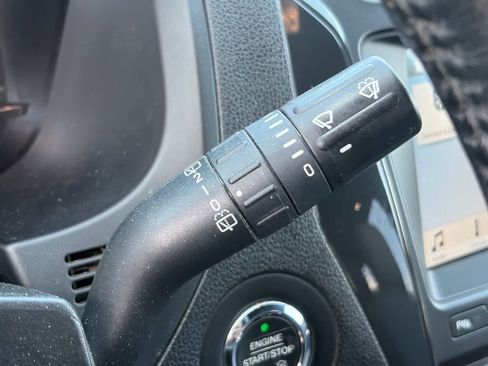 Used 2018 Ford Explorer XLT w/ Equipment Group 202A FWD image 13