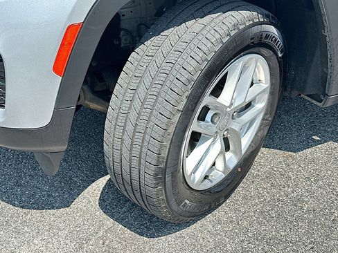 Used 2024 Jeep Grand Cherokee Laredo X w/ Luxury Tech Group I RWD image 23