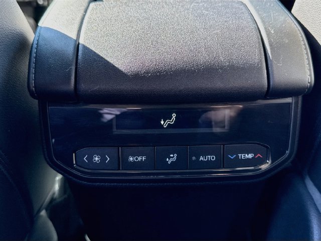 Used 2021 Toyota Highlander XLE AWD/4WD image 24