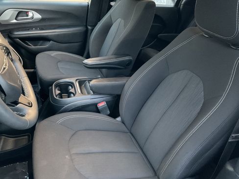 Used 2023 Chrysler Pacifica Touring image 27