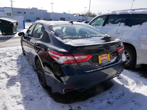 Used 2020 Toyota Camry SE image 4