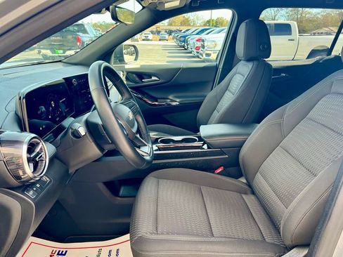 Used 2025 Chevrolet Equinox LT w/ Safety and Technology Package image 8