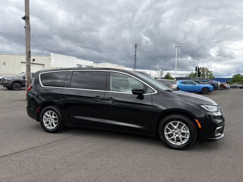 Used 2023 Chrysler Pacifica Touring-L FWD image 7