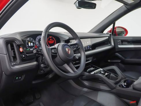 Certified 2025 Porsche Cayenne image 4
