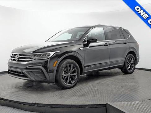 Used 2023 Volkswagen Tiguan SE FWD image 2