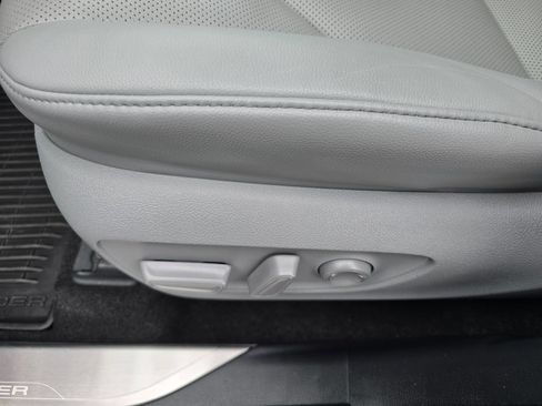 Used 2023 Toyota Highlander Platinum AWD/4WD image 19