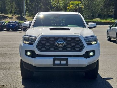 Used 2022 Toyota Tacoma TRD Sport w/ TRD Premium Sport Package AWD/4WD image 4