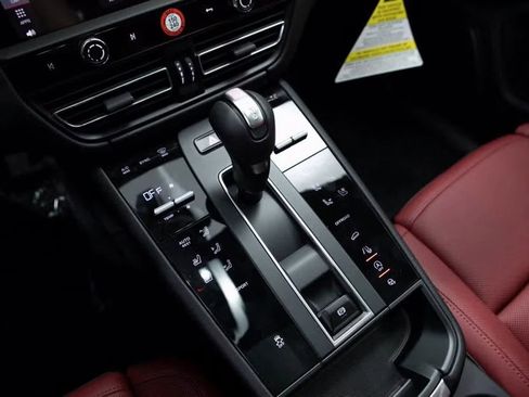 Certified 2025 Porsche Macan image 16