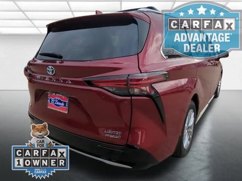 Used 2024 Toyota Sienna Limited image 32