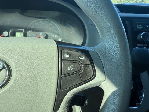Used 2014 Toyota Sienna LE image 27