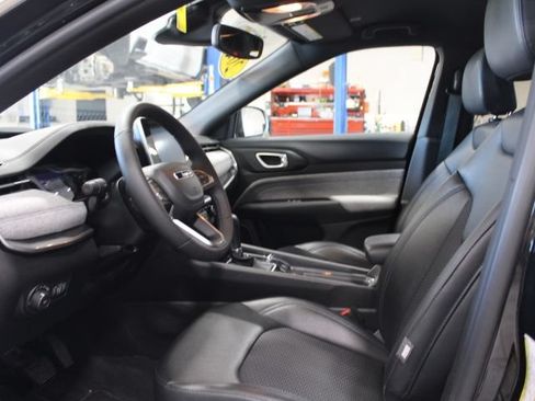 Used 2025 Jeep Compass Latitude AWD/4WD image 14