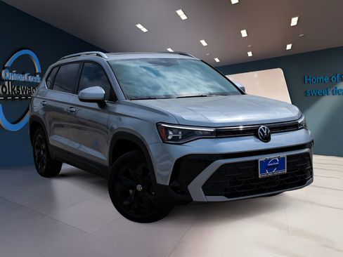 New 2026 Volkswagen Taos SE FWD image 3