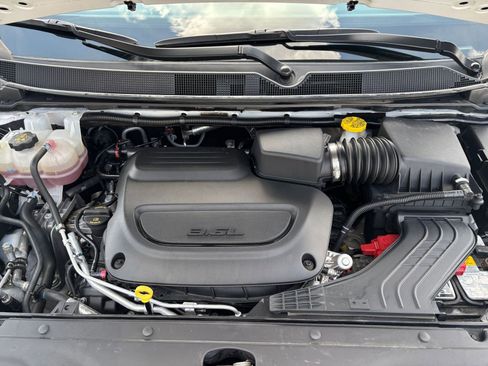 Used 2025 Chrysler Pacifica Select image 35