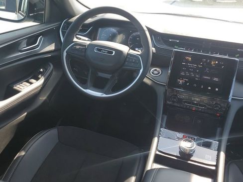 New 2025 Jeep Grand Cherokee Altitude image 13