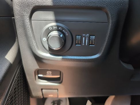 Used 2025 Jeep Grand Cherokee Laredo RWD image 16