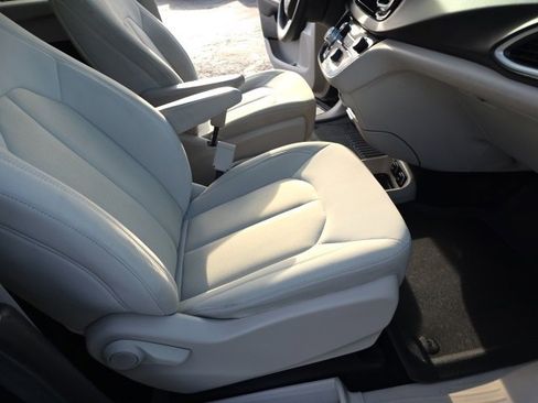 Used 2017 Chrysler Pacifica Touring image 36