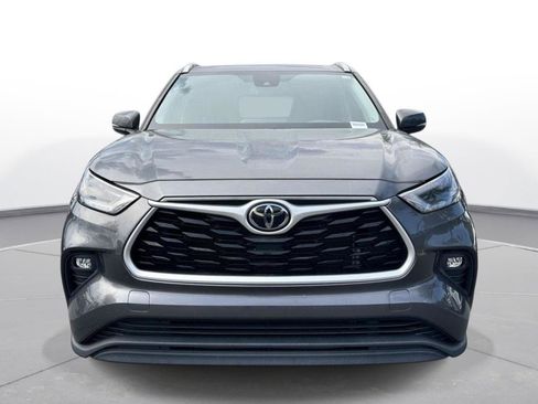 Used 2023 Toyota Highlander XLE FWD image 3
