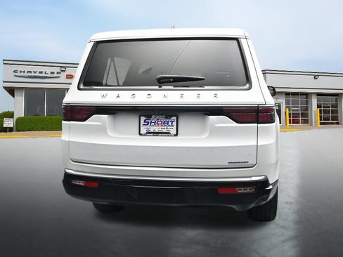 Used 2024 Jeep Wagoneer L Series III w/ Flexible Seating Group AWD/4WD image 4
