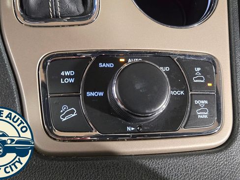 Used 2017 Jeep Grand Cherokee Overland AWD/4WD image 20