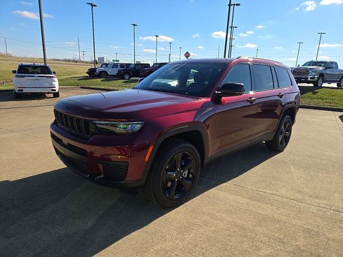 New 2025 Jeep Grand Cherokee L Laredo image 1