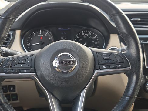 Used 2018 Nissan Rogue SV image 12