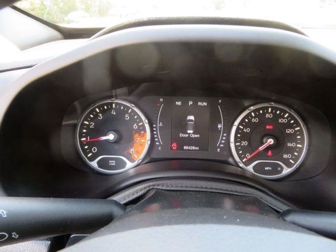 Used 2018 Jeep Renegade Latitude w/ Safety & Security Group FWD image 17