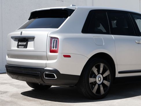 Used 2022 Rolls-Royce Cullinan w/ Cullinan Package image 34