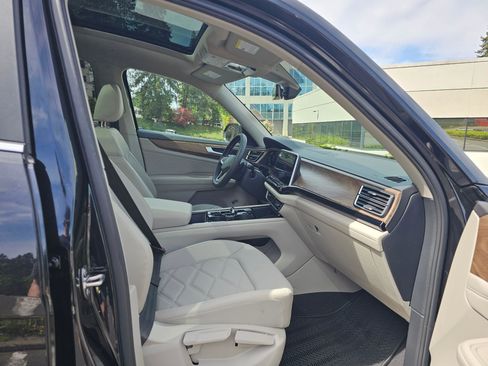 Used 2024 Volkswagen Atlas SE w/ Panoramic Sunroof Package AWD/4WD image 12