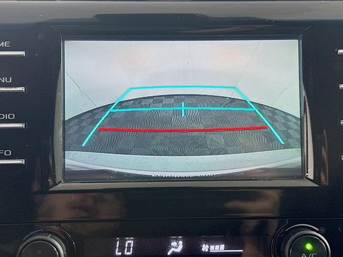 Used 2018 Toyota Camry SE w/ Moonroof Package image 22