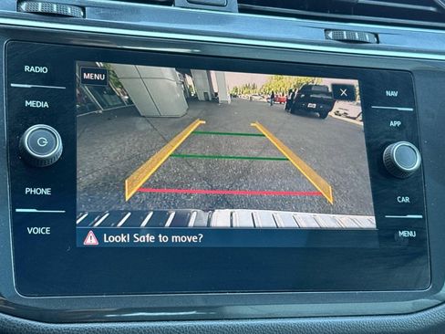 Used 2018 Volkswagen Tiguan SEL AWD/4WD image 18