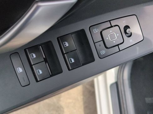 Used 2025 Kia Niro LX FWD image 13