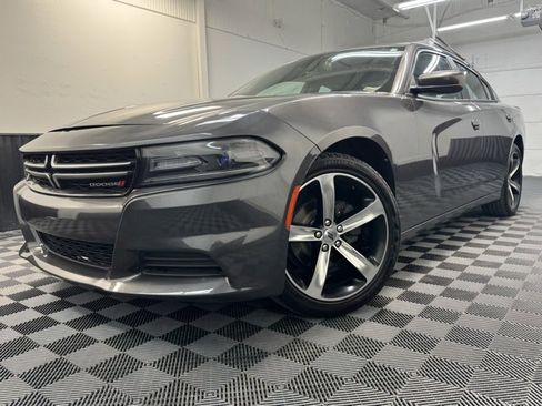 Used 2017 Dodge Charger SE w/ Popular Equipment Group image 3
