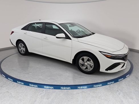 Used 2024 Hyundai Elantra SE FWD image 4