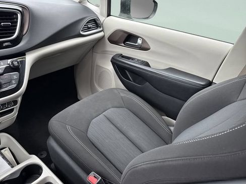 Used 2022 Chrysler Voyager LX FWD image 29