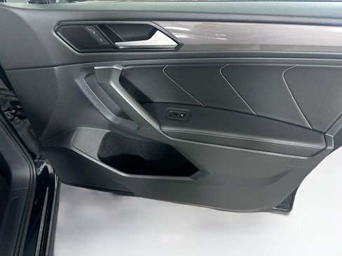 Used 2022 Volkswagen Tiguan SE w/ Panoramic Sunroof Package image 31