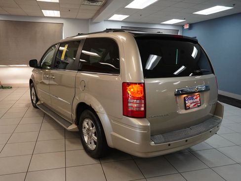 Used 2009 Chrysler Town & Country Touring FWD image 9