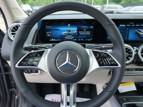Used 2025 Mercedes-Benz GLB 250 image 21