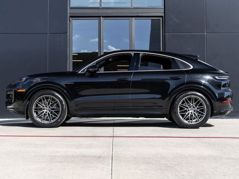 New 2026 Porsche Cayenne Turbo image 2