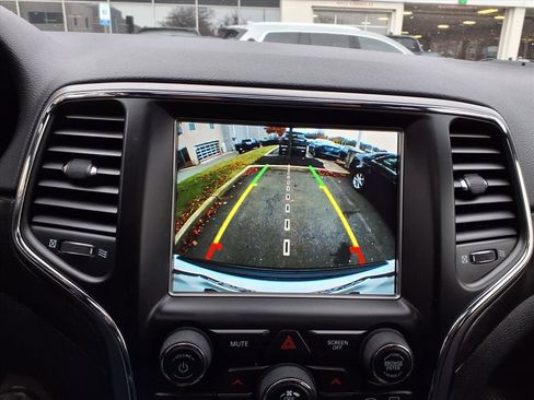 Used 2018 Jeep Grand Cherokee Laredo image 21