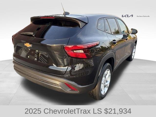 Used 2025 Chevrolet Trax LS w/ LS Convenience Package FWD image 8
