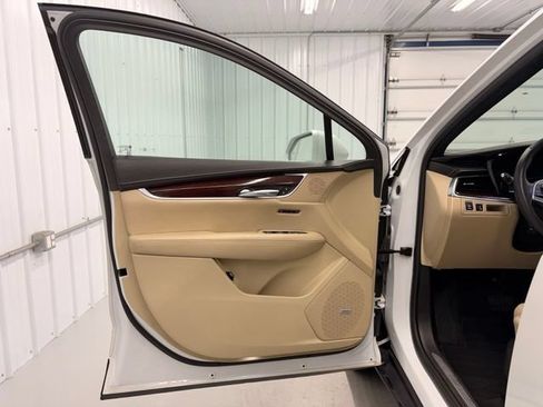 Used 2017 Cadillac XT5 Luxury w/ Driver Awareness Package AWD/4WD image 14