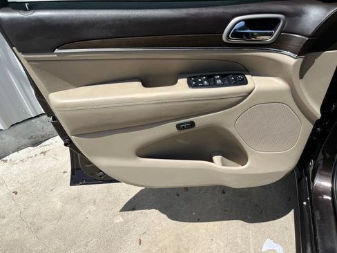 Used 2017 Jeep Grand Cherokee Overland RWD image 11