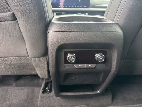 Used 2025 Chevrolet Traverse LT FWD image 31
