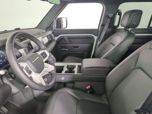 Used 2025 Land Rover Defender 110 S image 5