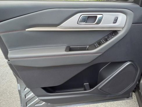 Used 2025 Ford Explorer Active w/ Active Comfort Package image 9