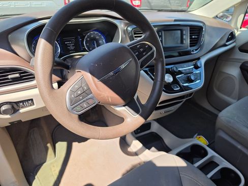 Used 2017 Chrysler Pacifica LX FWD image 4