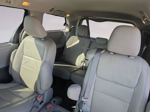 Used 2017 Toyota Sienna XLE Premium FWD image 13