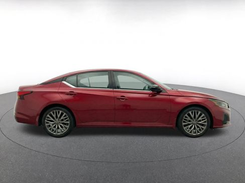 Used 2025 Nissan Altima 2.5 SV FWD image 10