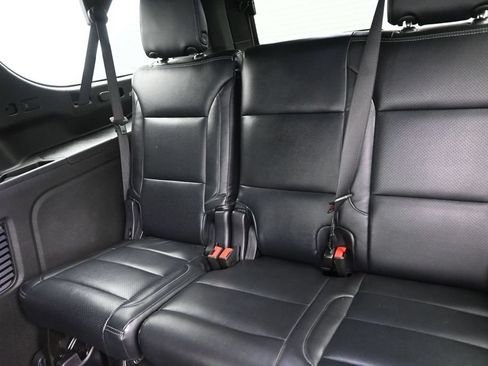 Used 2025 Chevrolet Suburban LS RWD image 16